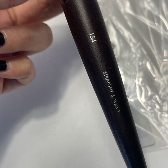 MAKE UP FOR EVER New Buffer Straight & Wavy Brush 154 - Picture 5 of 5